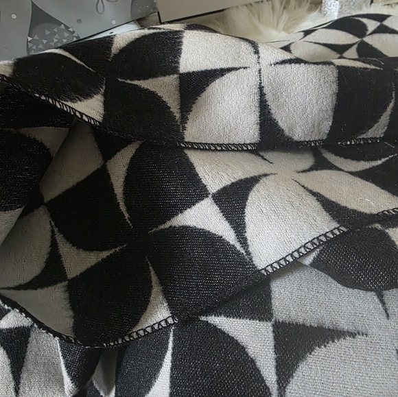 Large geometric pattern cozy winter scarf - Picture 7 of 9